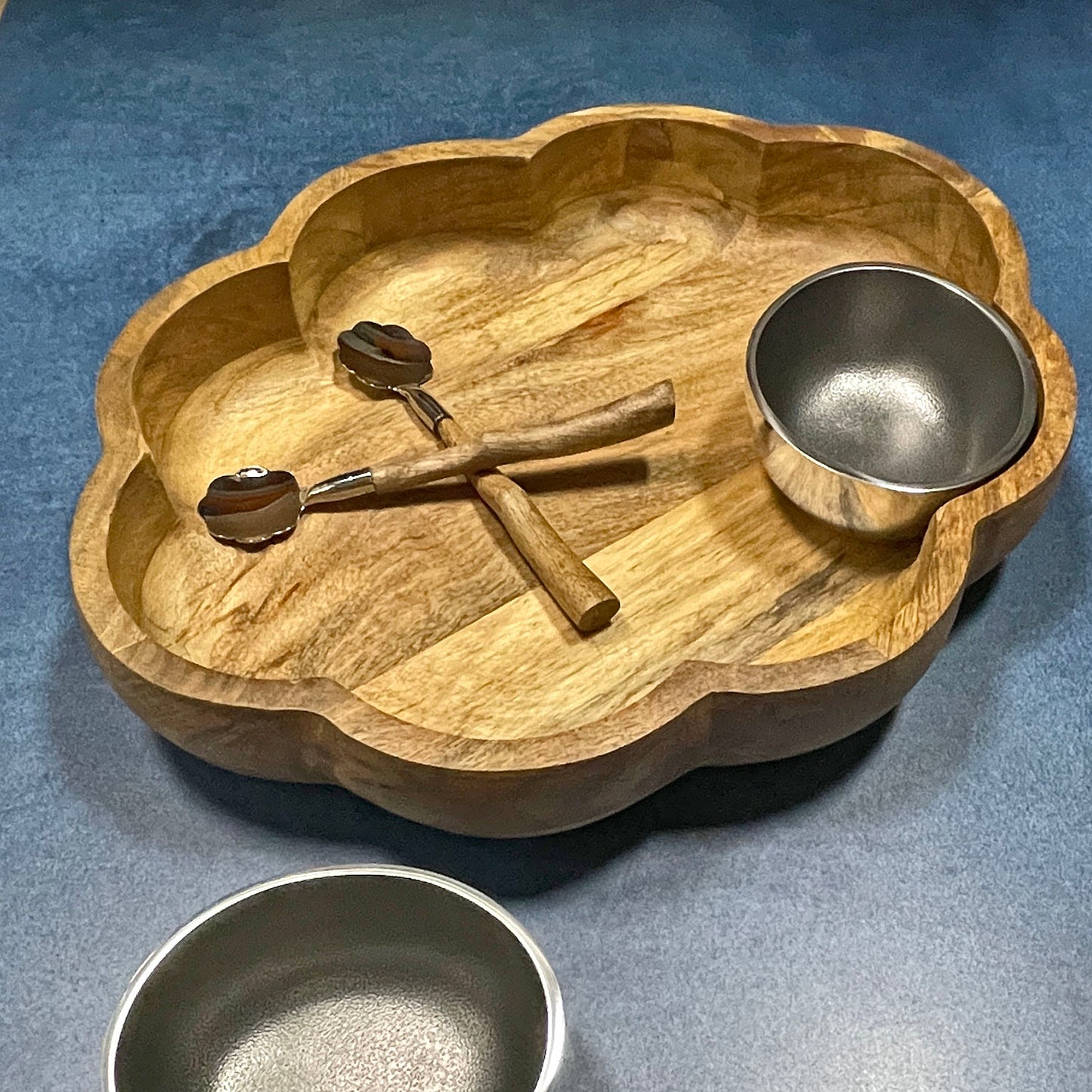 Handmade Cloud-Shaped Mango Wood and Cast Aluminum 5-piece Chip and Dip Set
