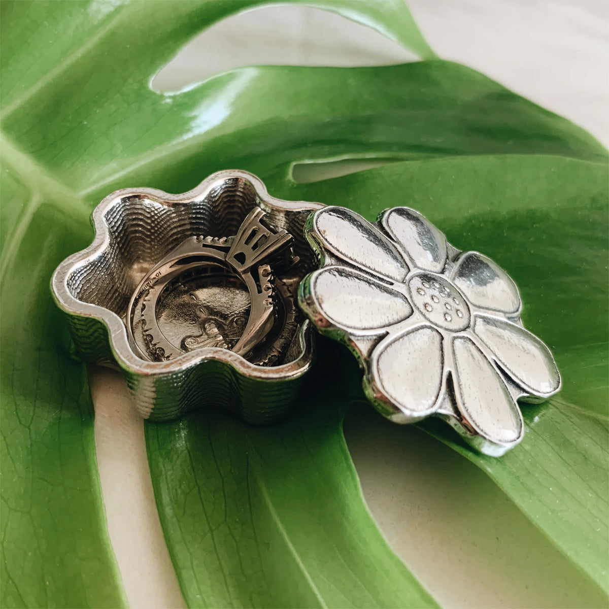 Crosby & Taylor Daisy Flower 1-1/2" Tiny Pewter Sentiment Box