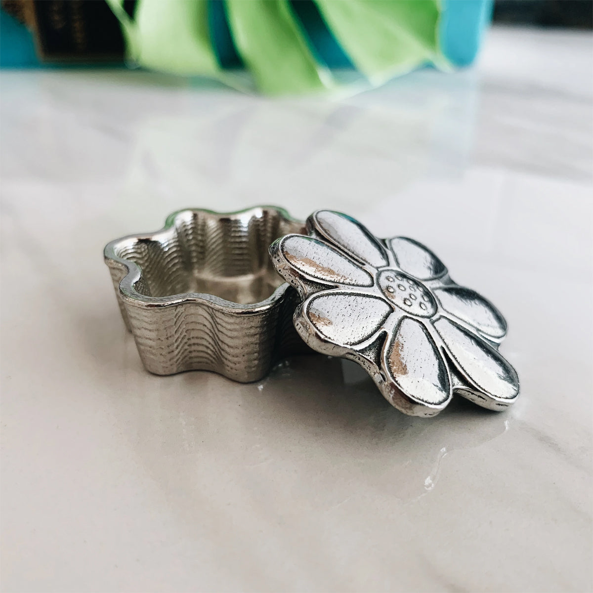 Crosby & Taylor Daisy Flower 1-1/2" Tiny Pewter Sentiment Box