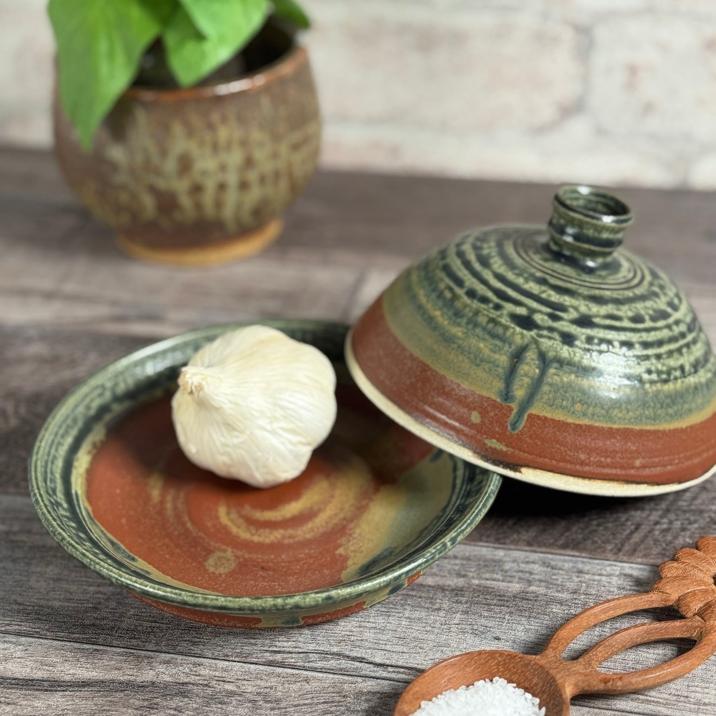 American Handmade Stoneware Garlic Baker with Lid by Holman Pottery, Desert Glaze