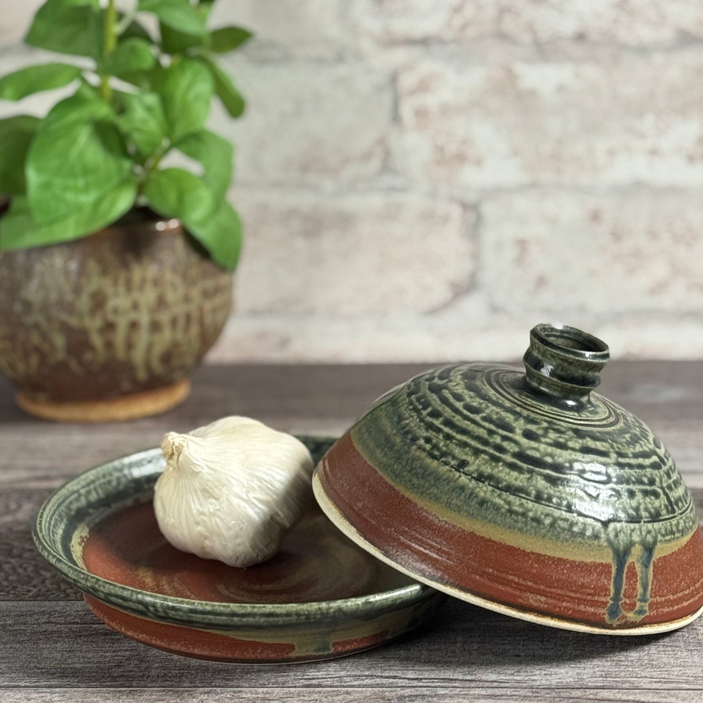 American Handmade Stoneware Garlic Baker with Lid by Holman Pottery, Desert Glaze